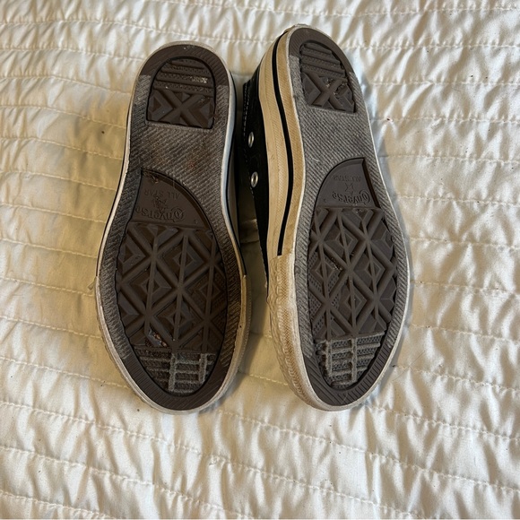 12 Kids Converse Black Canvas Low-Top Sneakers with White Laces - Picture 2 of 4